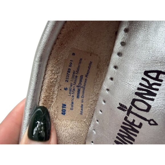 MINNETONKA Silver Leather Moccasins Flats Size US 6 - Picture 6 of 8